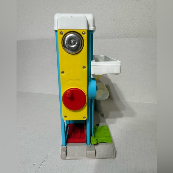 Fisher-Price Little People Helpful Neighbor's Garage and 2 Wheelie Cars - Picture 6 of 10